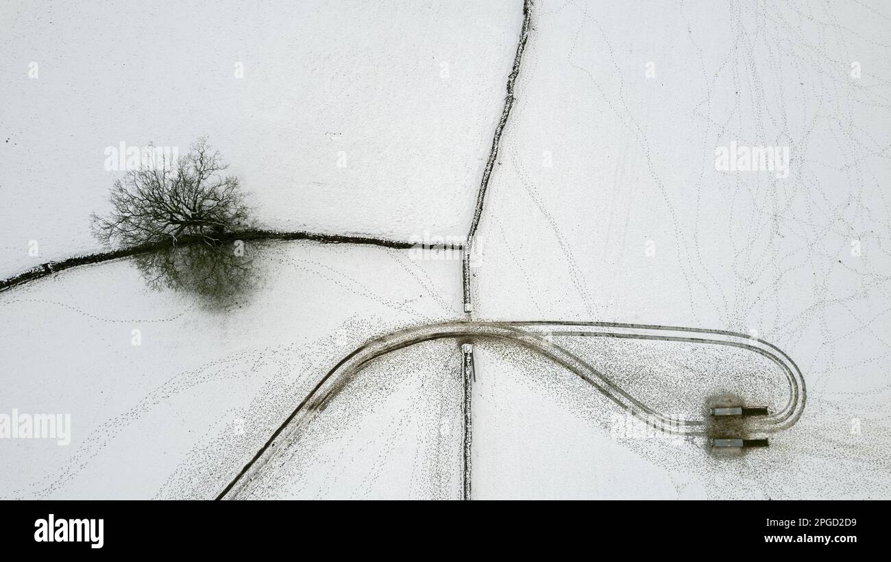 Schneebedecktes Ackerland in Wensleydale, während eines Winterzaubers, der von Bainbridge nach Hawes auf den Dale blickt. Yorkshire Dales National Park, Großbritannien. Stockfoto