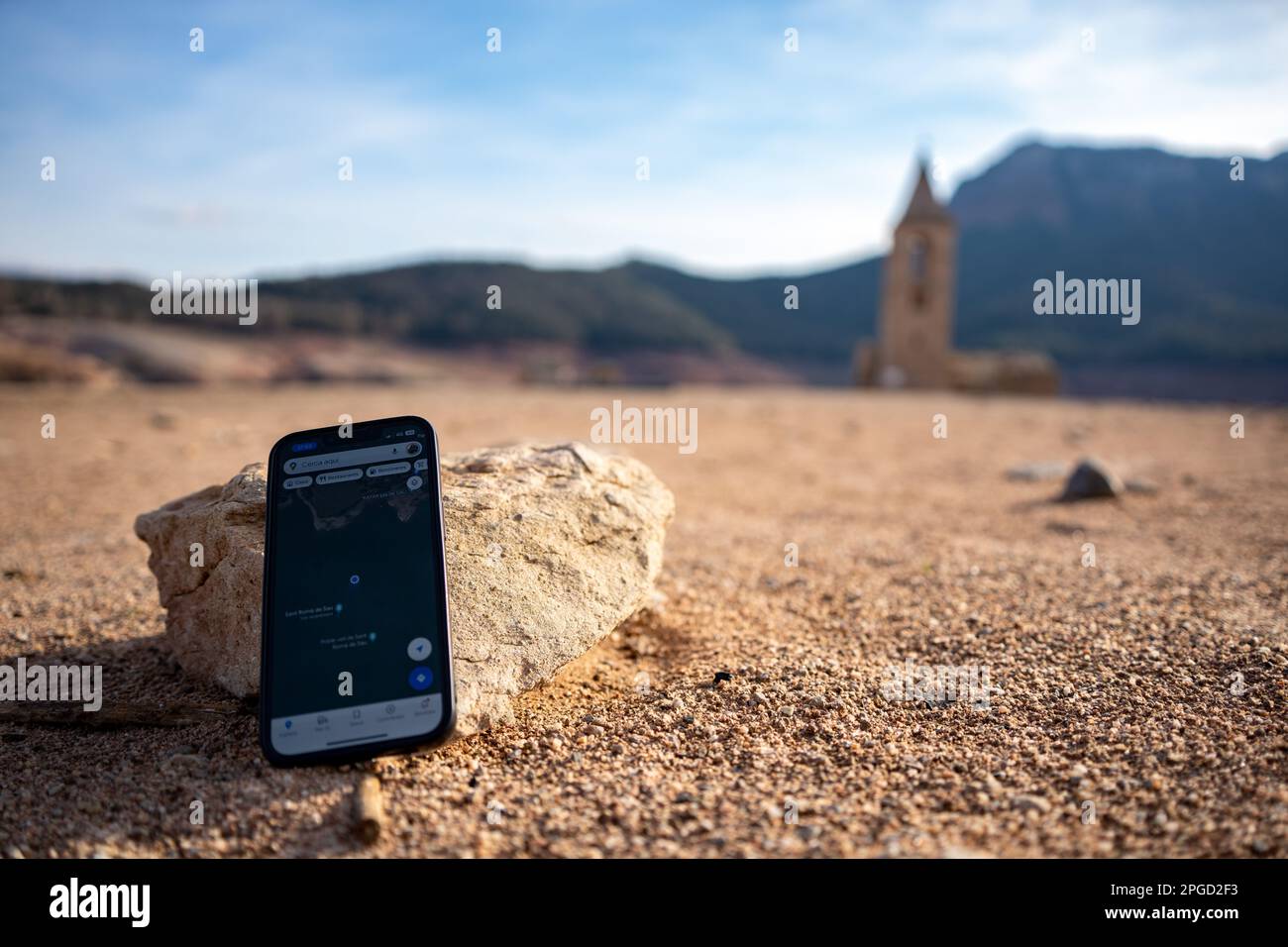 Sau, Katalonien, Spanien. 22. März 2023. Wo bis vor etwa zwei Jahren alles Wasser war, und das zeigen die Google-Satellitenbilder, heute können Sie ruhig gehen und die alte überflutete Stadt sehen (Kreditbild: © Eric Renom/ZUMA Press Wire) NUR REDAKTIONELLE VERWENDUNG! Nicht für den kommerziellen GEBRAUCH! Stockfoto