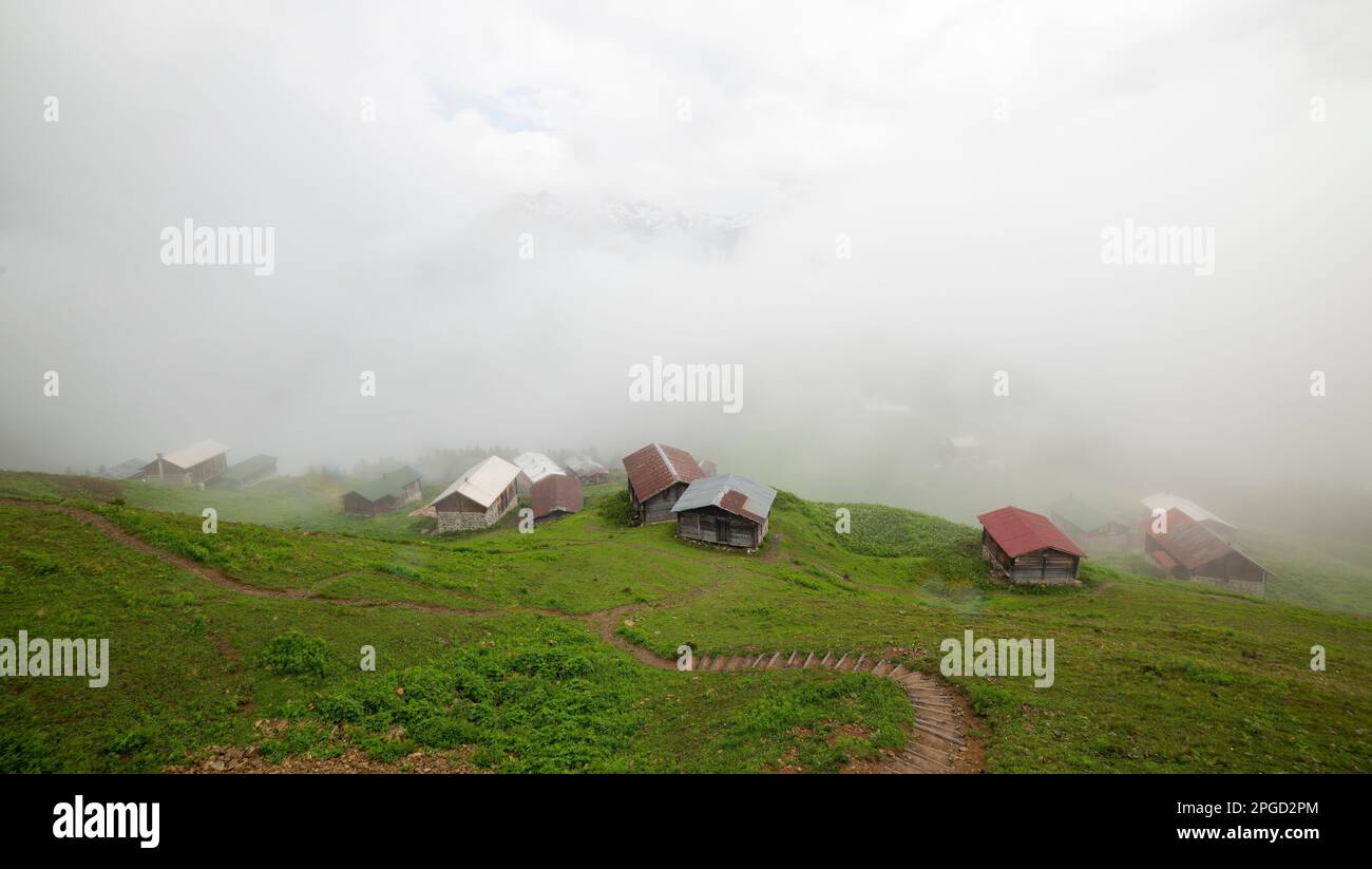 Blick auf das HOCHPLATEAU bei nebeligem Wetter. Dieses Plateau befindet sich im Camlihemsin-Bezirk der Provinz Rize. Region der Kackar Mountains. Rize, Truthahn. Stockfoto