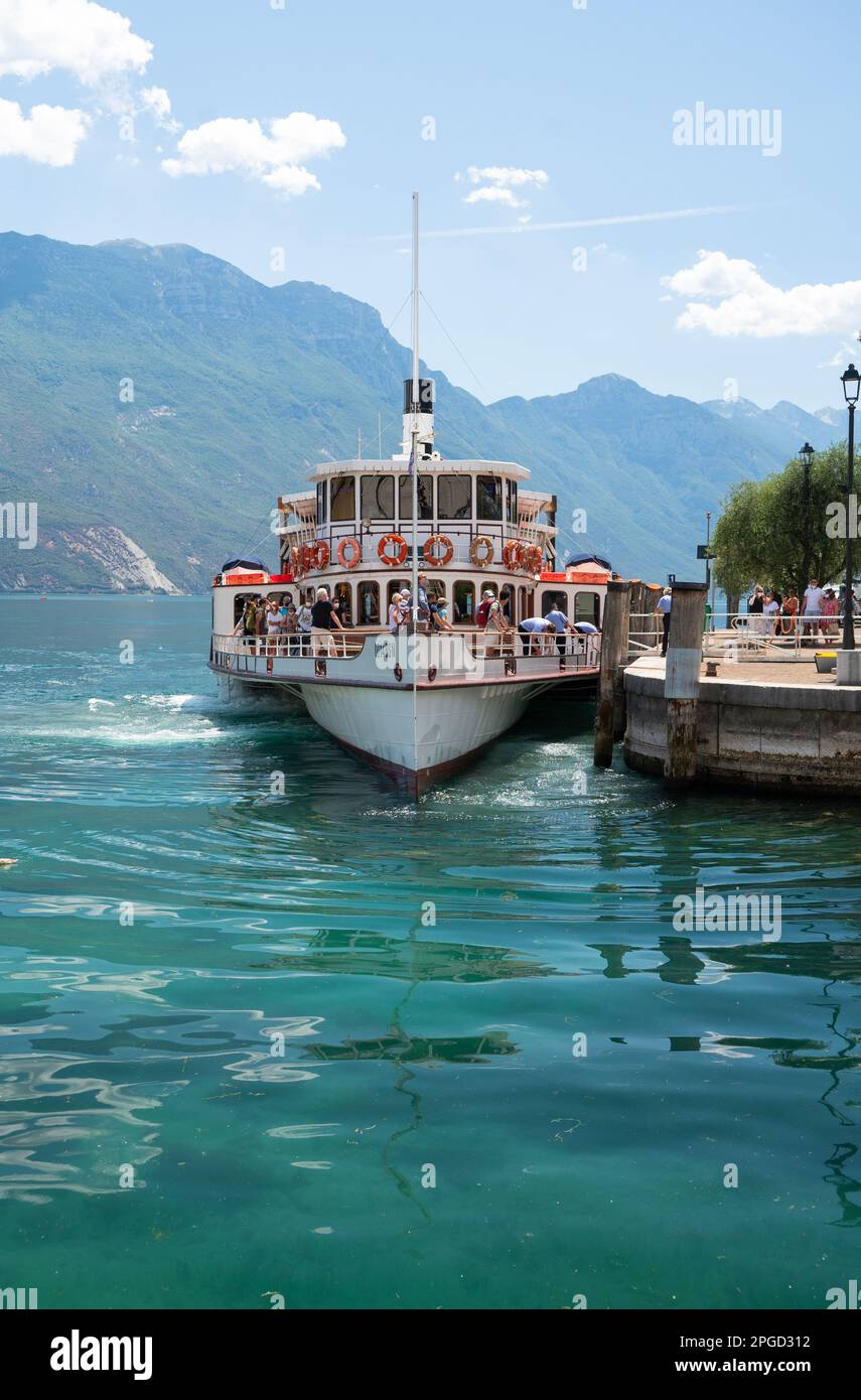 Paddeldampfer Italia, altes Passagierboot, das in Riva auf dem Gardasee in Italien anlegt Stockfoto
