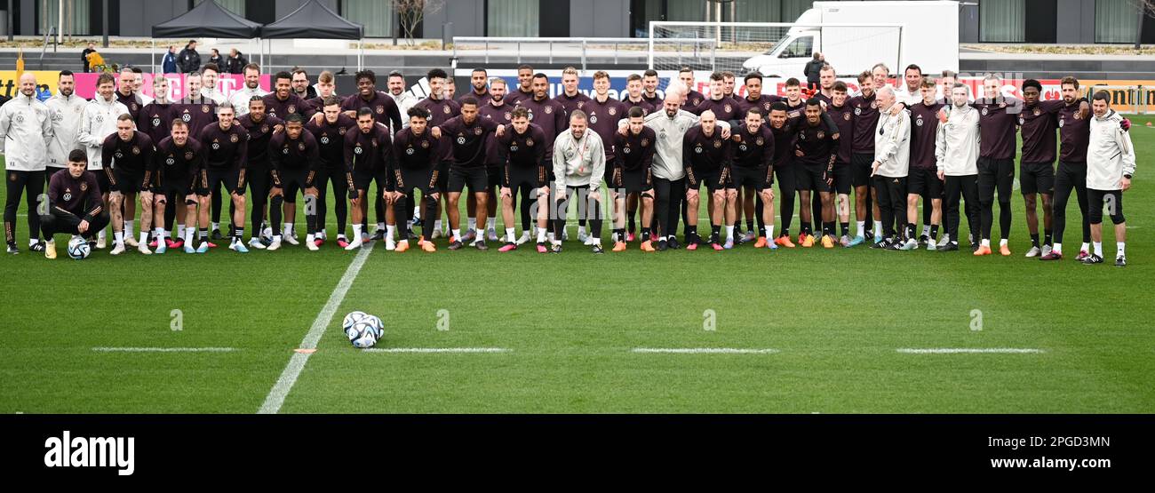 Hessen, Frankfurt Am Main. 22. März 2023 Fußball: Nationalmannschaft, Deutschland vor dem internationalen Spiel gegen Peru. Die hochrangige Nationalmannschaft mit Nationaltrainer Hansi Flick (Zentrum) und die U21 Nationalmannschaft mit Coach Antonio Di Salvo (erste Reihe, 4. von rechts) posierten während der Schulung der Nationalmannschaft auf dem DFB Campus-Trainingsgelände für ein gemeinsames Foto. Foto: Arne Dedert/dpa/Alamy Live News Stockfoto