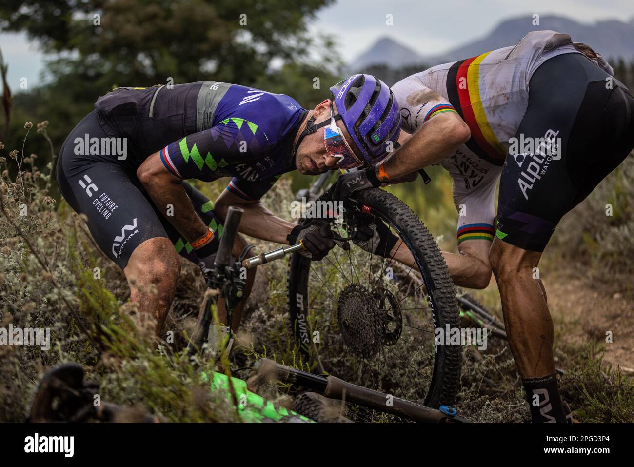 Der deutsche Radfahrer Andreas Seewald und der tschechische Martin Stosek (links) lösen technische Probleme in der dritten Etappe des achttägigen Cape Epic Mountainbikes Stockfoto
