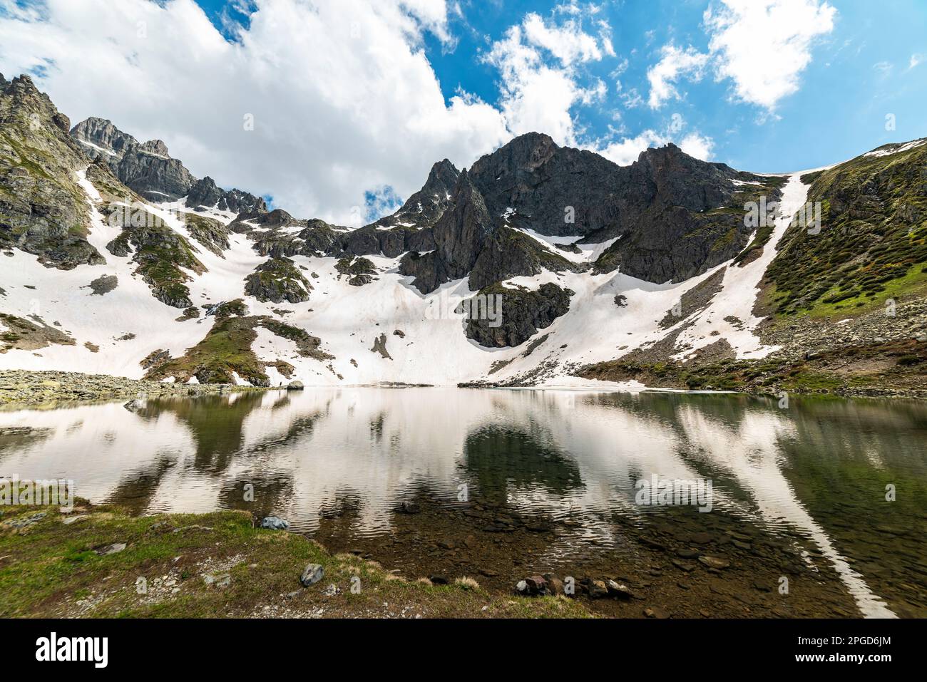 Avusor Plateau, Rize, Türkei. Avusor Glacial Lake (Heart Lake) in den Kackar Mountains. Stockfoto