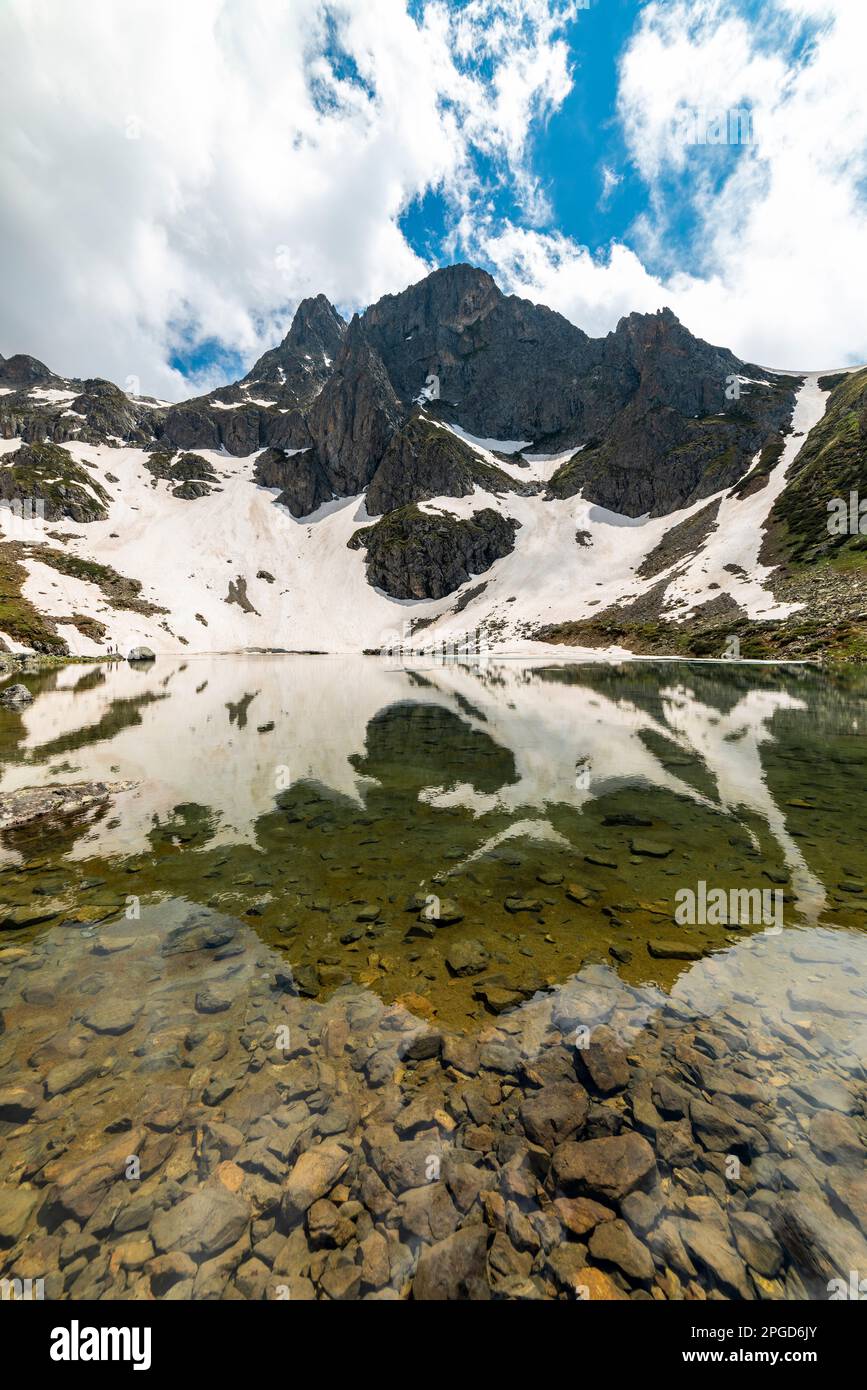 Avusor Plateau, Rize, Türkei. Avusor Glacial Lake (Heart Lake) in den Kackar Mountains. Stockfoto