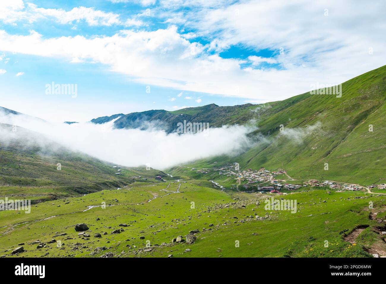 Avusor Plateau in Rize, Türkei. Wunderschöne Landschaft mit den Kackar Mountains. Stockfoto