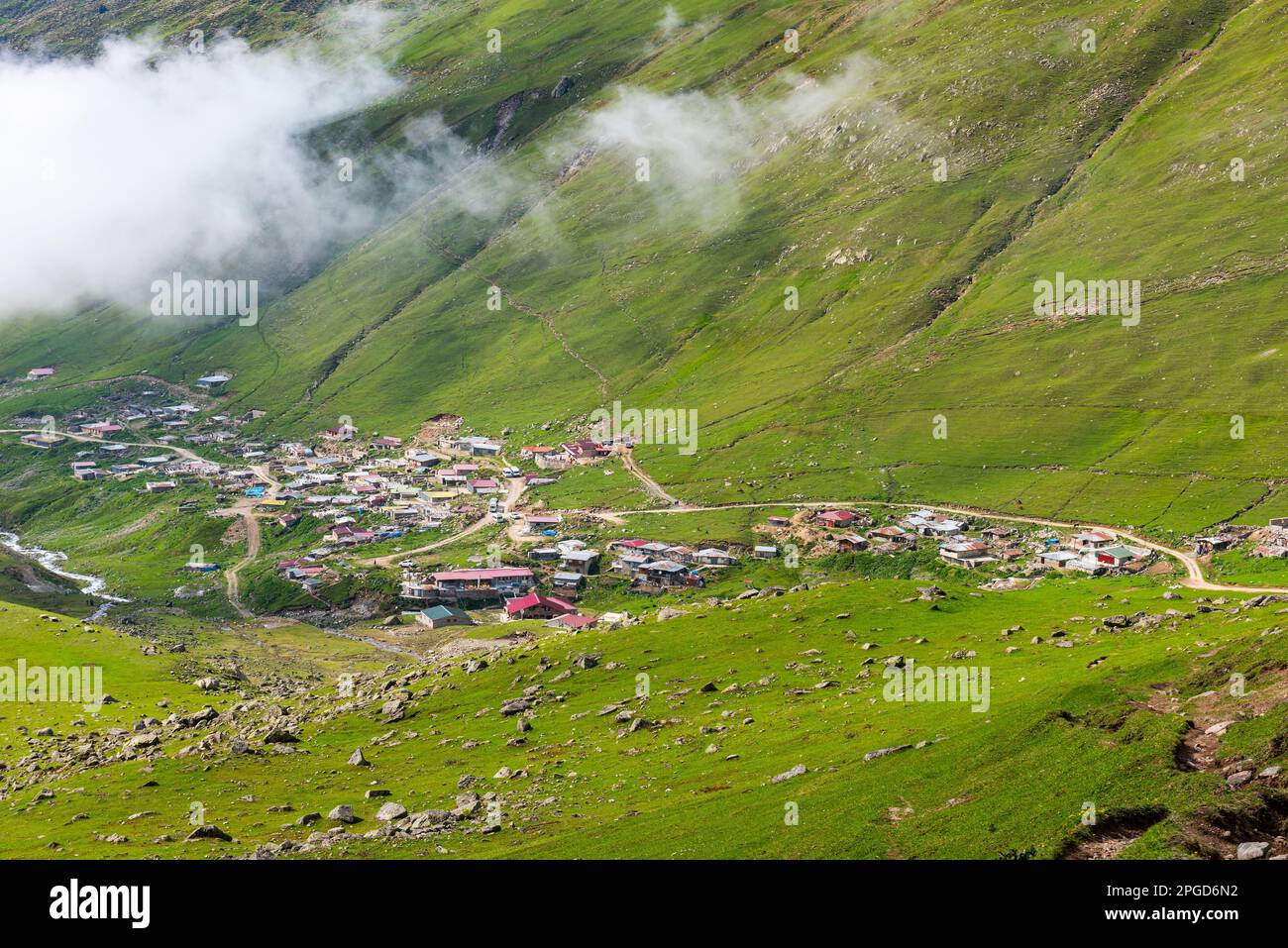 Avusor Plateau in Rize, Türkei. Wunderschöne Landschaft mit den Kackar Mountains. Stockfoto
