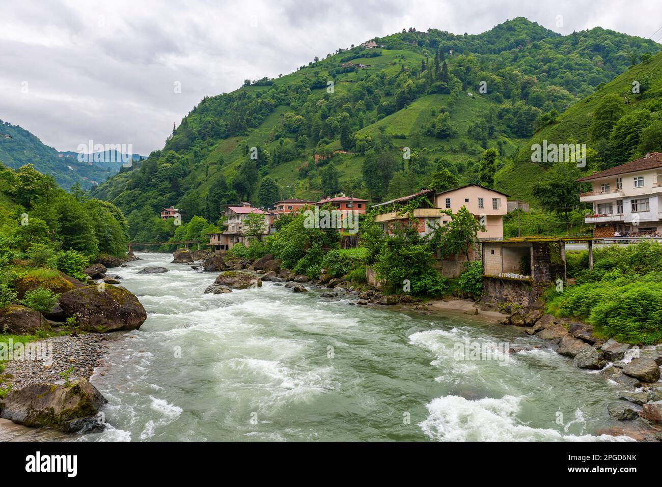 Blick auf das Camlihemsin Center mit Firtina Stream in Rize, Türkei. Wunderschöne Naturlandschaft. Stockfoto