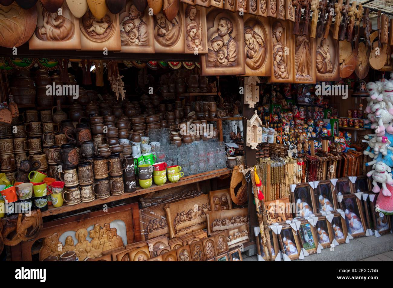 Blick auf Souvenirläden, die komplizierte Wandkunst und Sammlerstücke aus Holz verkaufen, die in Zakopane, Polen, gefangen genommen wurden. Stockfoto