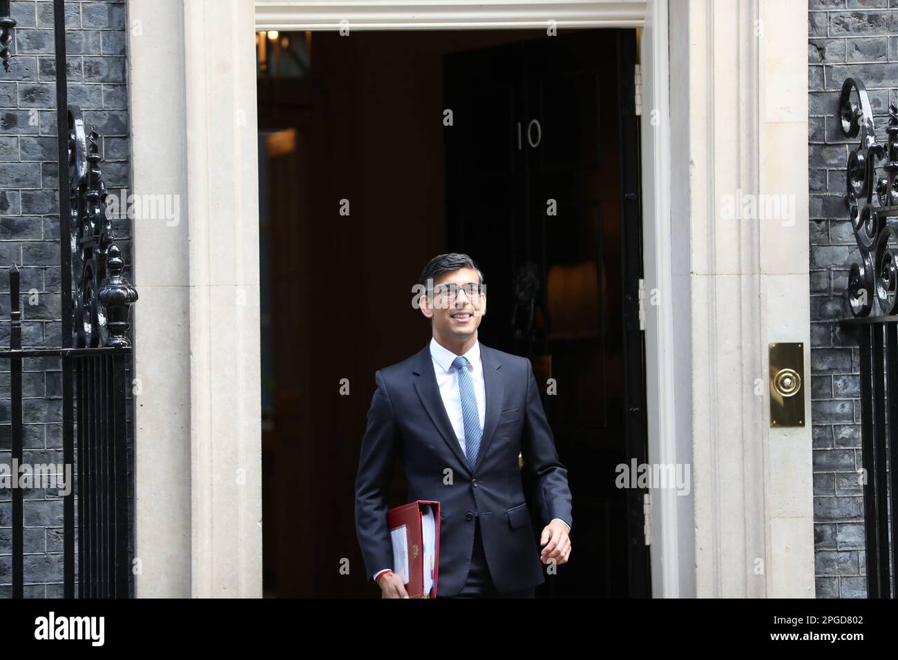 London, Großbritannien. 22. März 2023. Der britische Premierminister Rishi Sunak verlässt die Downing Street Nr. 10, um an den wöchentlichen PMQ-Fragen des Premierministers im Parlament teilzunehmen. Kredit: Uwe Deffner/Alamy Live News Stockfoto London, Großbritannien. 22. März 2023. Der britische Premierminister Rishi Sunak verlässt die Downing Street Nr. 10, um an den wöchentlichen PMQ-Fragen des Premierministers im Parlament teilzunehmen. Kredit: Uwe Deffner/Alamy Live News Stockfoto