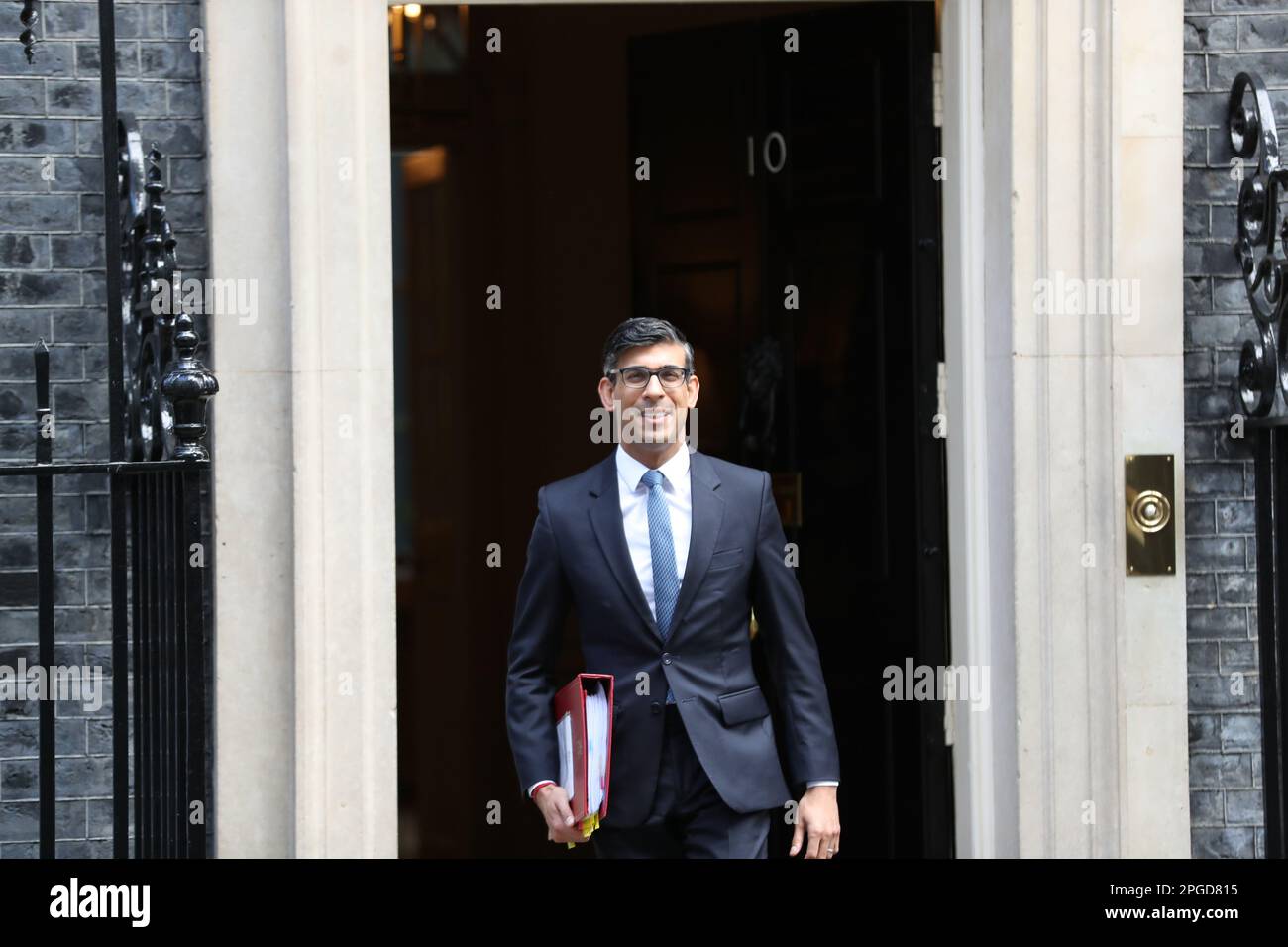 London, Großbritannien. 22. März 2023. Der britische Premierminister Rishi Sunak verlässt die Downing Street Nr. 10, um an den wöchentlichen PMQ-Fragen des Premierministers im Parlament teilzunehmen. Kredit: Uwe Deffner/Alamy Live News Stockfoto London, Großbritannien. 22. März 2023. Der britische Premierminister Rishi Sunak verlässt die Downing Street Nr. 10, um an den wöchentlichen PMQ-Fragen des Premierministers im Parlament teilzunehmen. Kredit: Uwe Deffner/Alamy Live News Stockfoto
