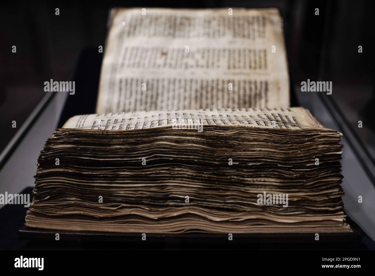 Tel Aviv, Israel. 22. März 2023. Das Museum of the Jewish People stellt den Sassoon-Kodex vor, Wochen bevor er von Sotheby's in New York versteigert wird und für mehr als $30 Millionen verkauft werden soll. Der Kodex ist eines der ältesten biblischen Manuskripte, ein 1.100 Jahre altes, handgeschriebenes, aus Leder gebundenes, 792-seitiges Pergament, das fast die gesamte hebräische Bibel, den Tanakh, enthält. Die radioaktive Kohlenstoffdatierung schätzt das Erstellungsdatum von 880 bis 960, und der Schreibstil deutet auf eine Schrift aus dem frühen 10. Jahrhundert in der Levante hin. Es leitet seinen Namen von seinem 1929. Besitzer ab - David Solomon Sassoon, ein jüdischer Busi Stockfoto