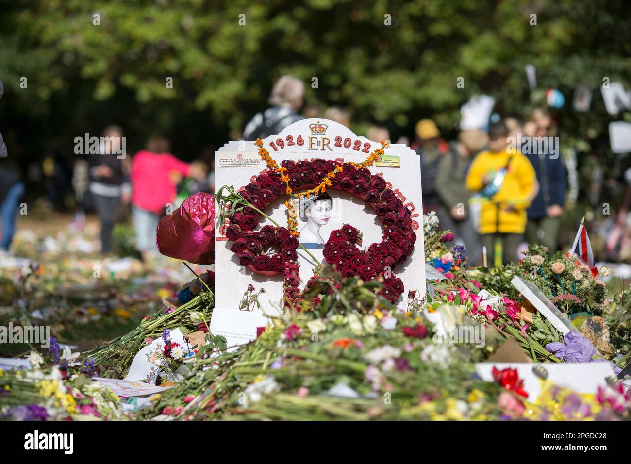 Am 1. Samstag nach der Beerdigung der verstorbenen Königin besuchen die Besucher den Green Park, wo Blumenwürfe hinterlassen werden, in der Nähe des Buckingham Palace in London. Stockfoto