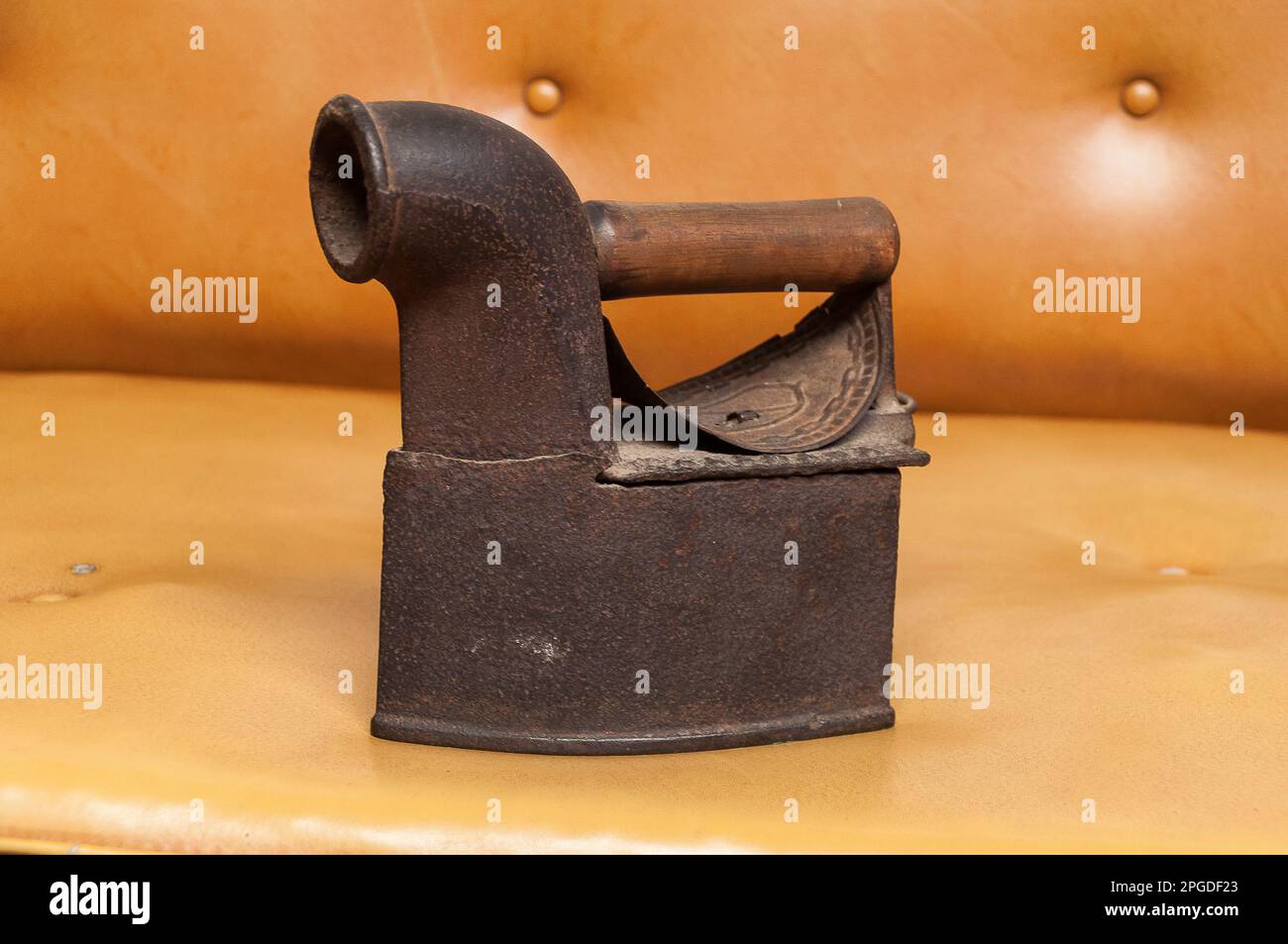 Antique Iron Collection Für Kleidung, Die Mit Kohle Getragen Wurde. Stockfoto