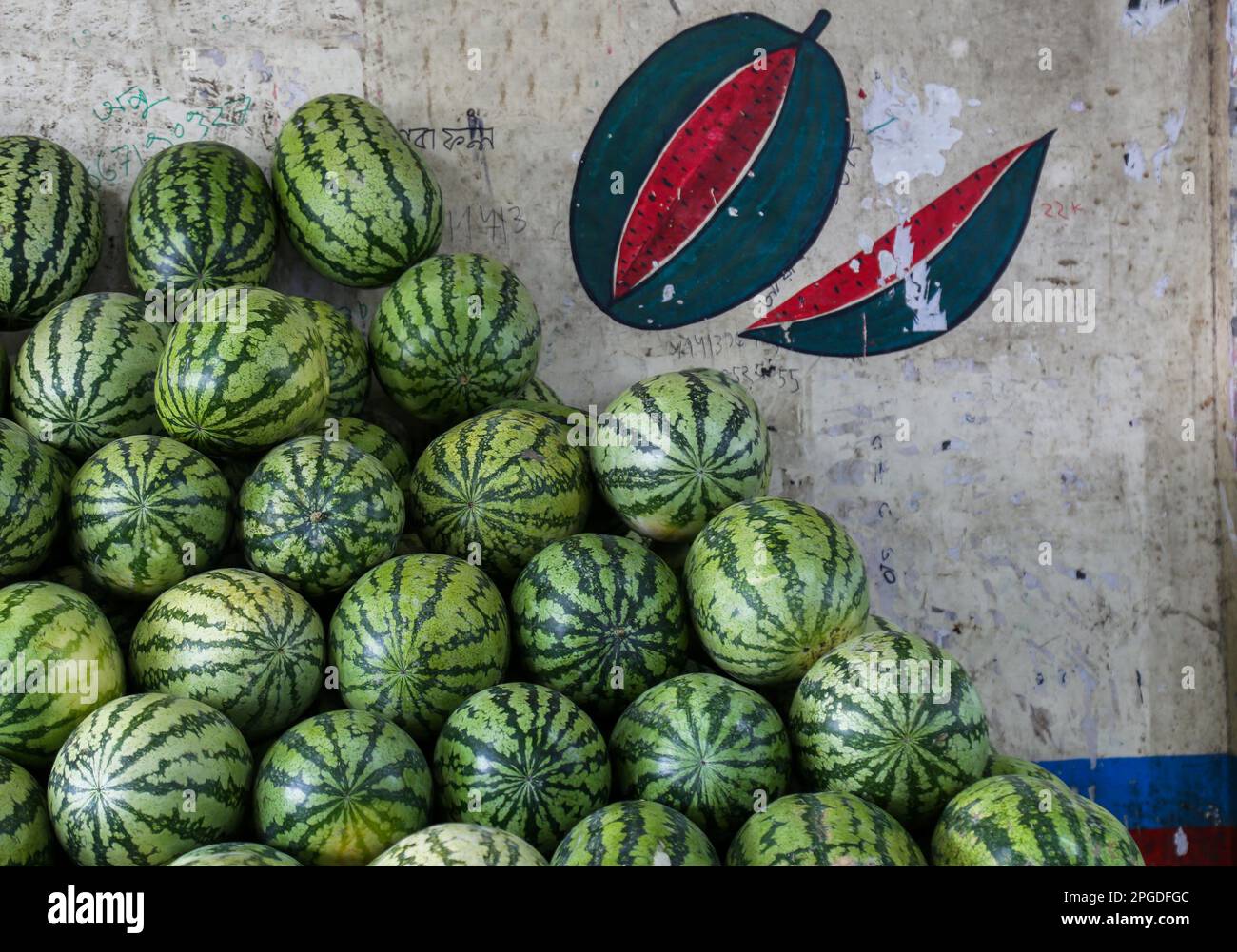 Dhaka, Bangladesch. 21. März 2023. Arbeiter entladen Wassermelonen von den Booten in Sadarghat, um sie in Dhaka zu verkaufen. In Bangladesch in dieser Saison eine erstklassige Produktion von Wassermelonen. Experten haben gesagt, dass die gute Qualität der Wassermelonen in diesem Jahr aufgrund des günstigen Wetters und der verbesserten Landwirtschaft eine hervorragende Ernte war. (Foto: Rayhan Ahmed/Pacific Press) Kredit: Pacific Press Media Production Corp./Alamy Live News Stockfoto