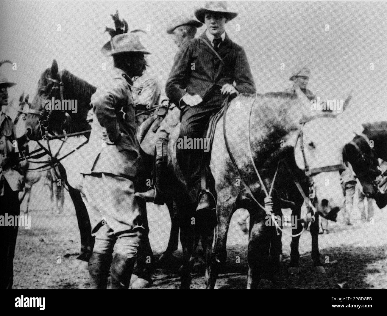 Winston Churchill spricht mit seinem kommandierenden Offizier, Colonel Byng vom südafrikanischen Leichtpferd. Boer War, Südafrika 1900 Stockfoto