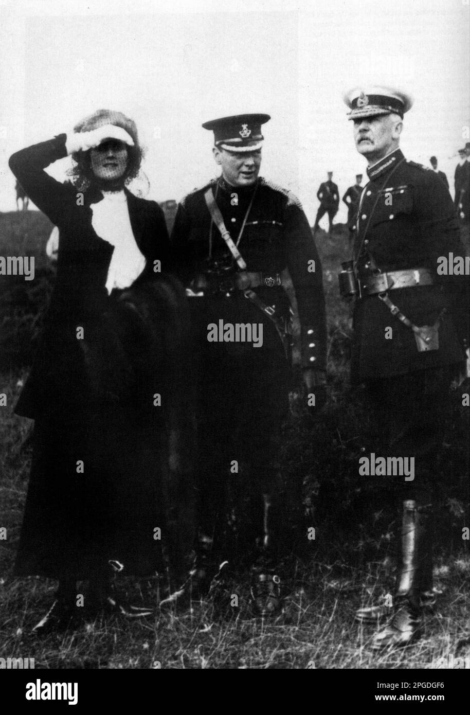 Winston Churchill mit seiner Frau Clementine und General Bruce Hamilton, die Militärübungen beobachten. 1912 Stockfoto