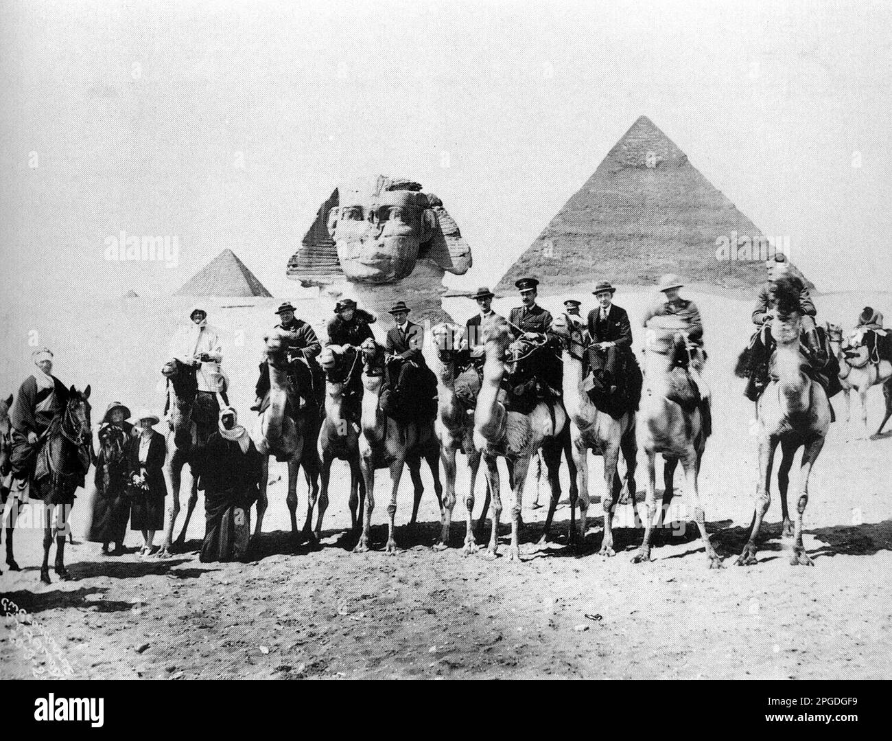 Churchill mit seiner Frau und dem Entdecker Gertrude Bell auf Kamelen mit der Sphinx und der Großen Pyramide dahinter. T.E. Lawrence liegt neben G. Bell.Cairo 1921 Stockfoto