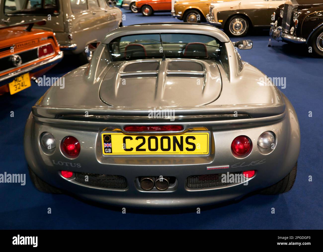 Rückansicht eines Silver, 1998, Lotus Elise S1 von Turbo Technics, Teil der London Classic Car Auction 2023 bei Olympia, London Stockfoto