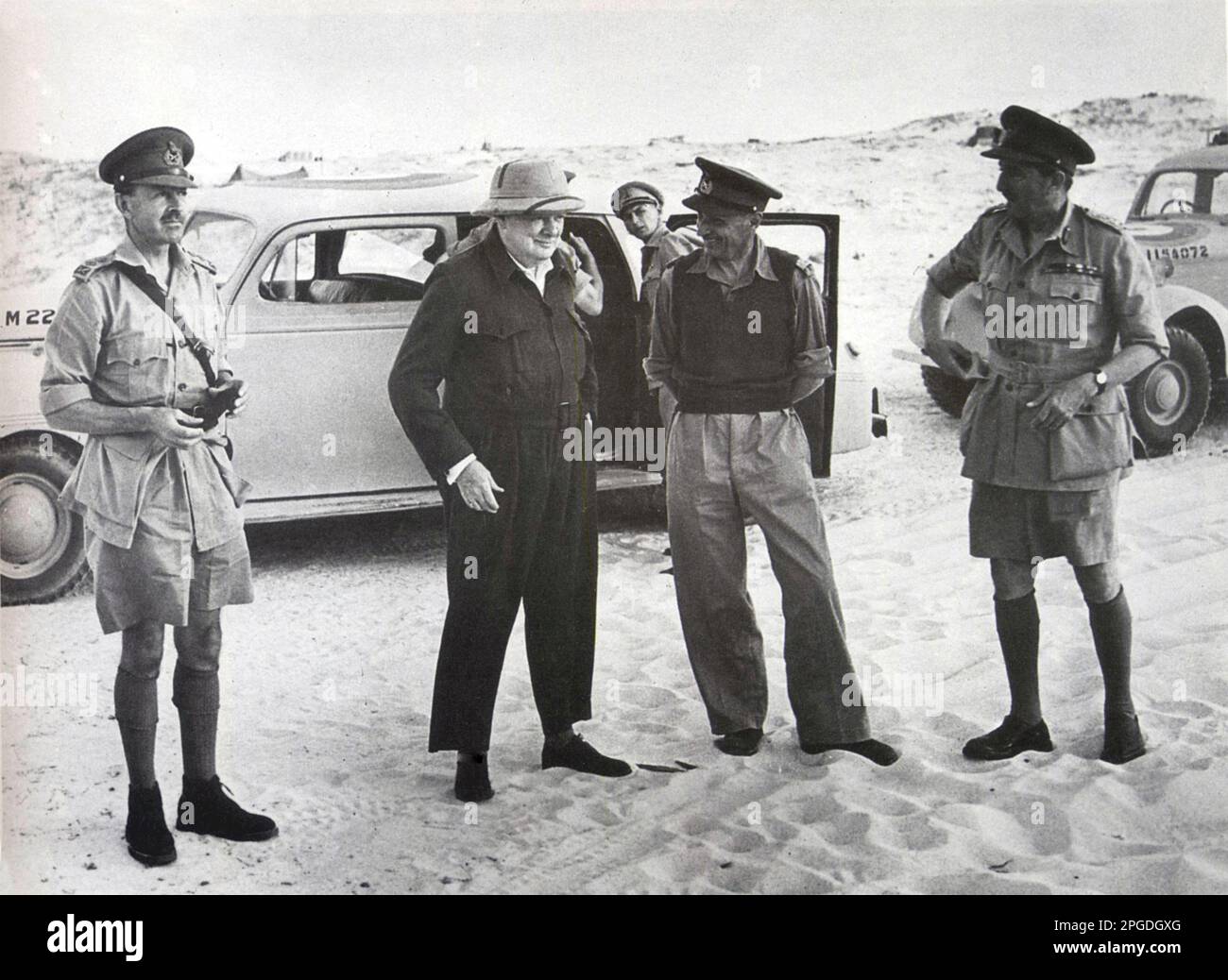 Winston Churchill spricht mit General Montgomery, während General Alexander (links) und General Brooke zuschauen. Westliche Wüste. 23. August 1942 Stockfoto