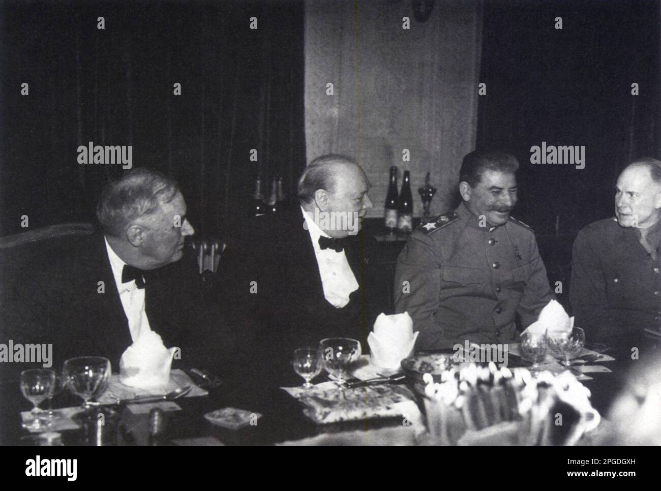 Winston Churchill mit Präsident Roosevelt und dem sowjetischen Führer Joseph Stalin auf der Konferenz in Teheran. November 1943 Stockfoto