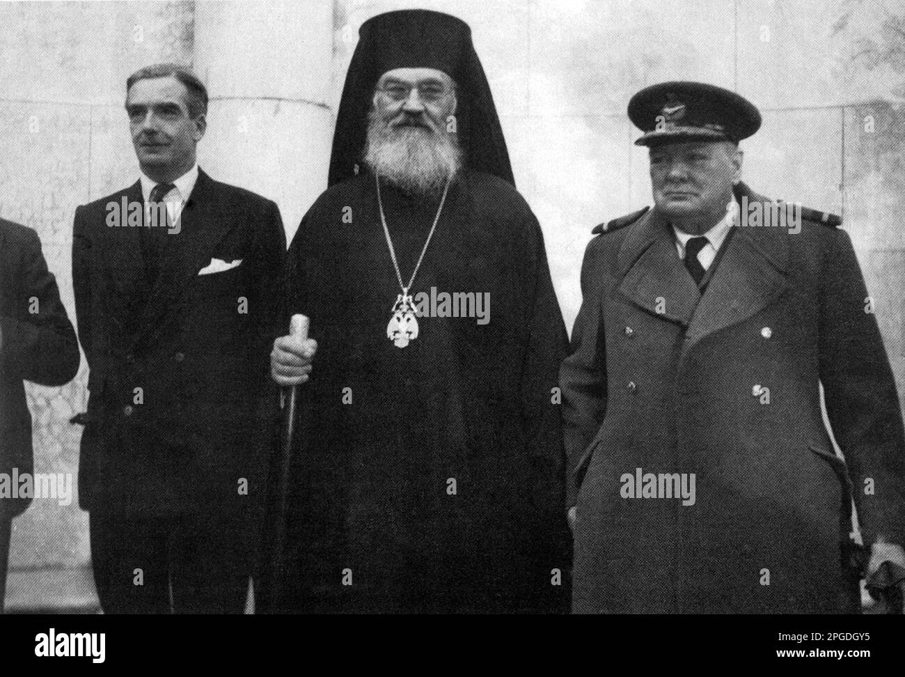 Winston Churchill mit Anthony Eden und Erzbischof Damaskinos. Stockfoto