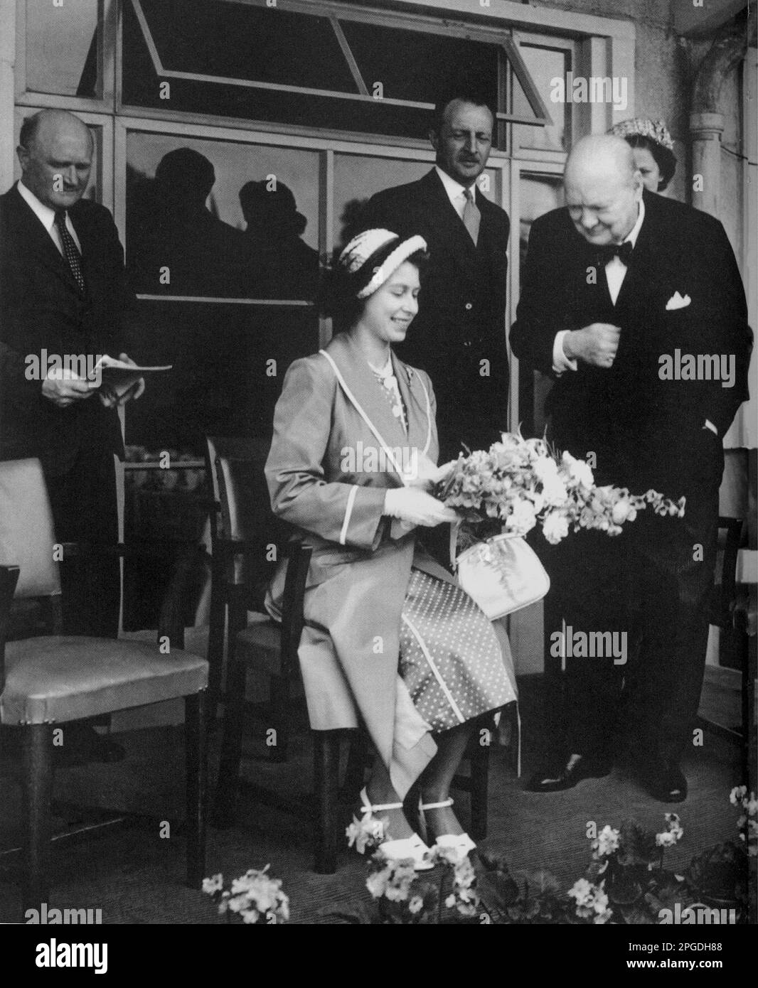 Winston Churchill und HM Prinzessin Elizabeth bei der Eröffnung eines Jugendzentrums in Chigwell, Essex. 1951 Stockfoto