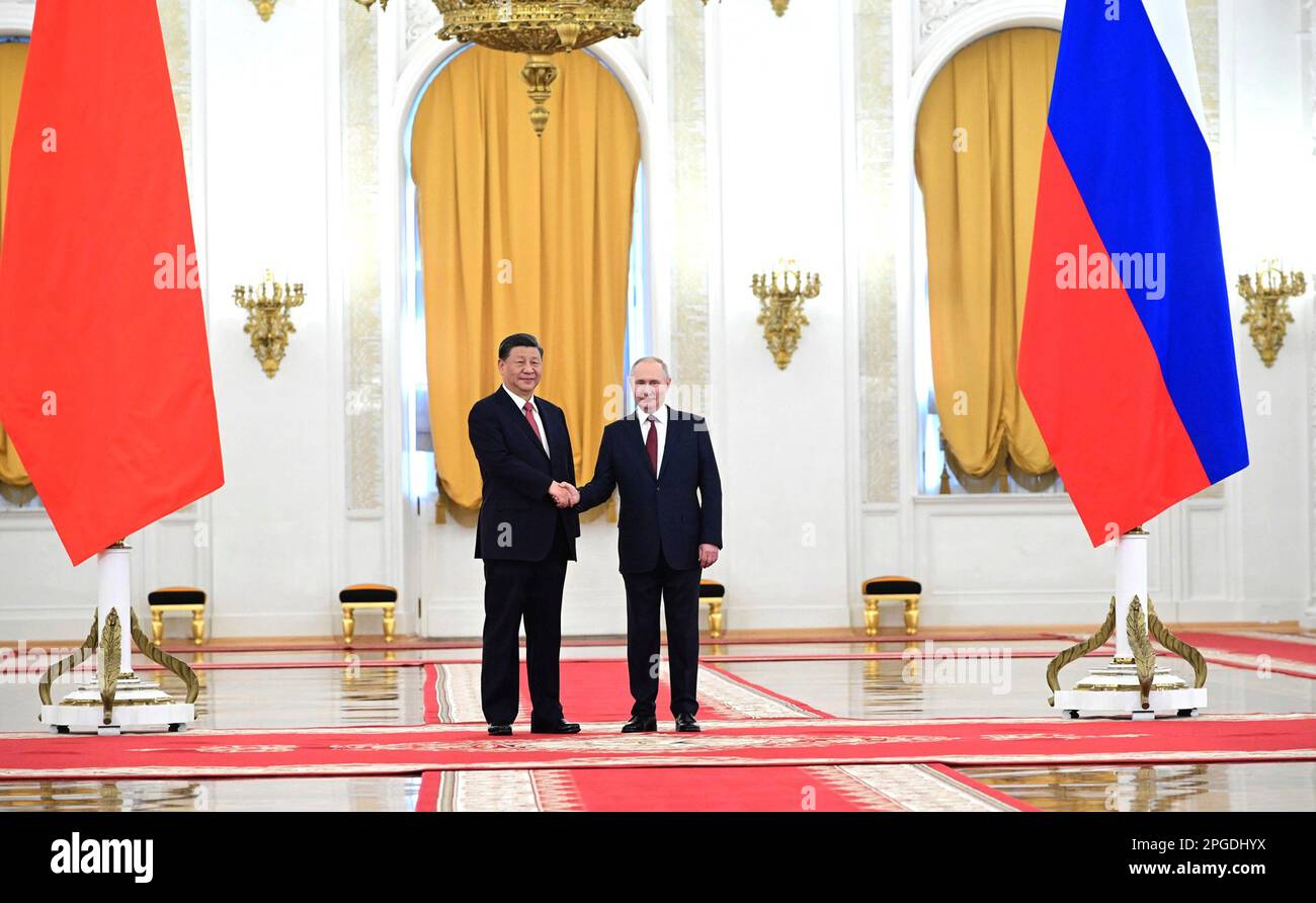 Moskau. 21. März 2023. XI Jinping trifft sich am 21. März 2023 in Moskau mit Wladimir Putin. Präsident der Volksrepublik China Xi Jinping bei der offiziellen Begrüßungszeremonie. Russisch-chinesische Gespräche Wladimir Putin und Präsident der Volksrepublik China Xi Jinping führen Gespräche im Kreml. Kredit: Die Kreml Moskau via/dpa/Alamy Live News Stockfoto