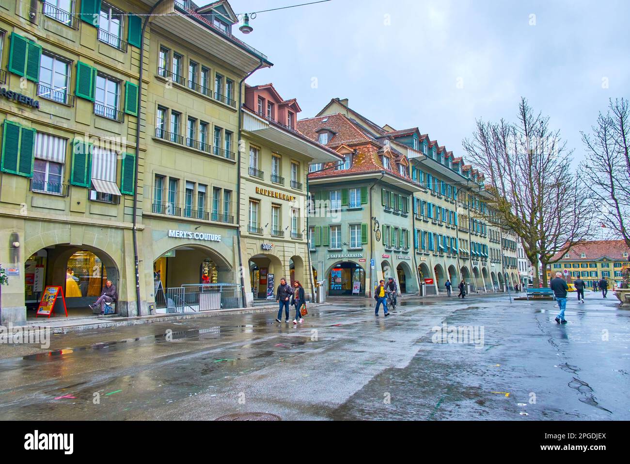 BERN, SCHWEIZ - 31. MÄRZ 2022: Historische Häuser am Waisenhausplatz, am 31. März in Bern, Schweiz Stockfoto