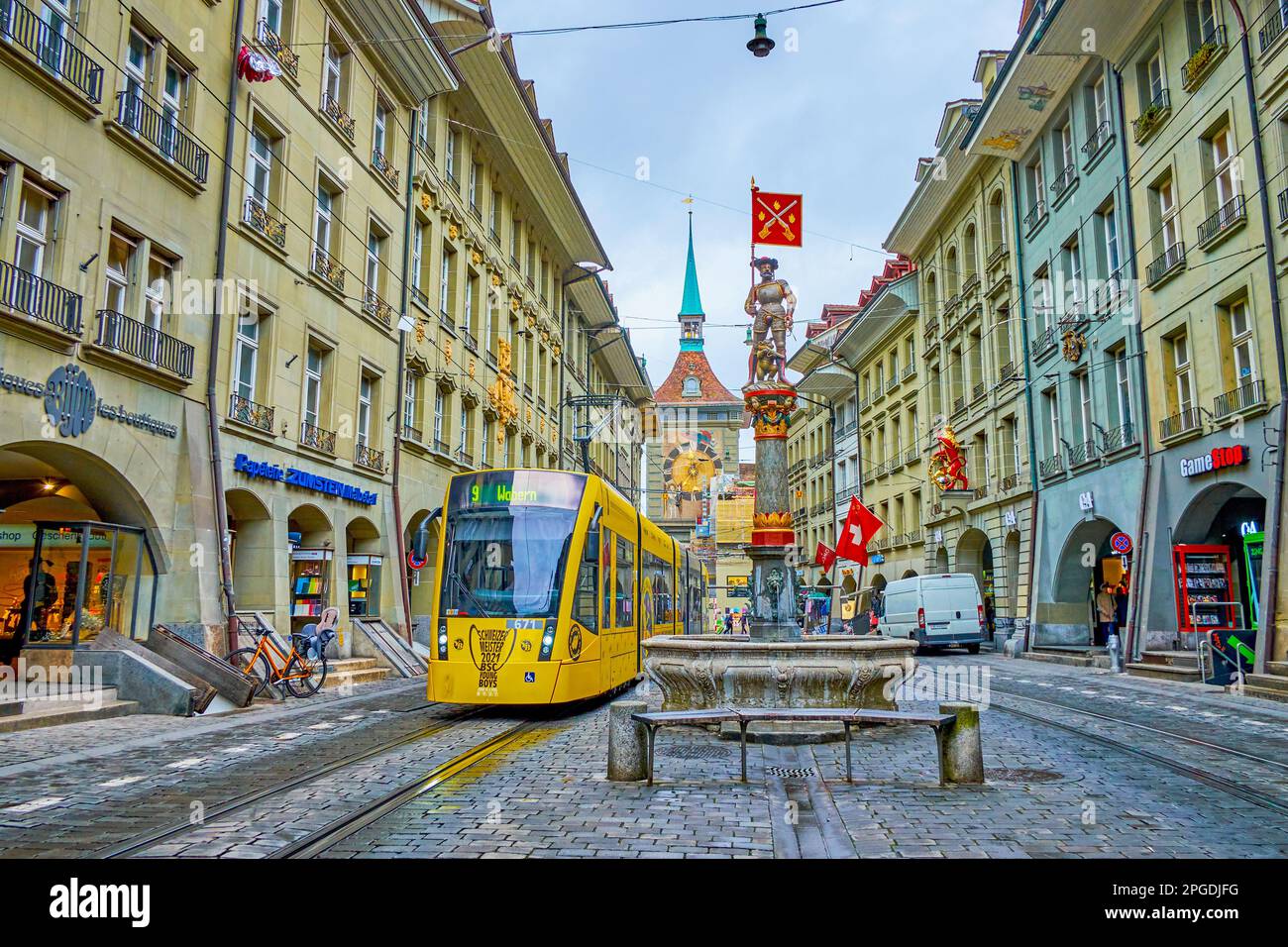 BERN, SCHWEIZ - 31. MÄRZ 2022: Straßenbahn auf der Marktgasse in der Altstadt, am 31. März in Bern, Schweiz Stockfoto