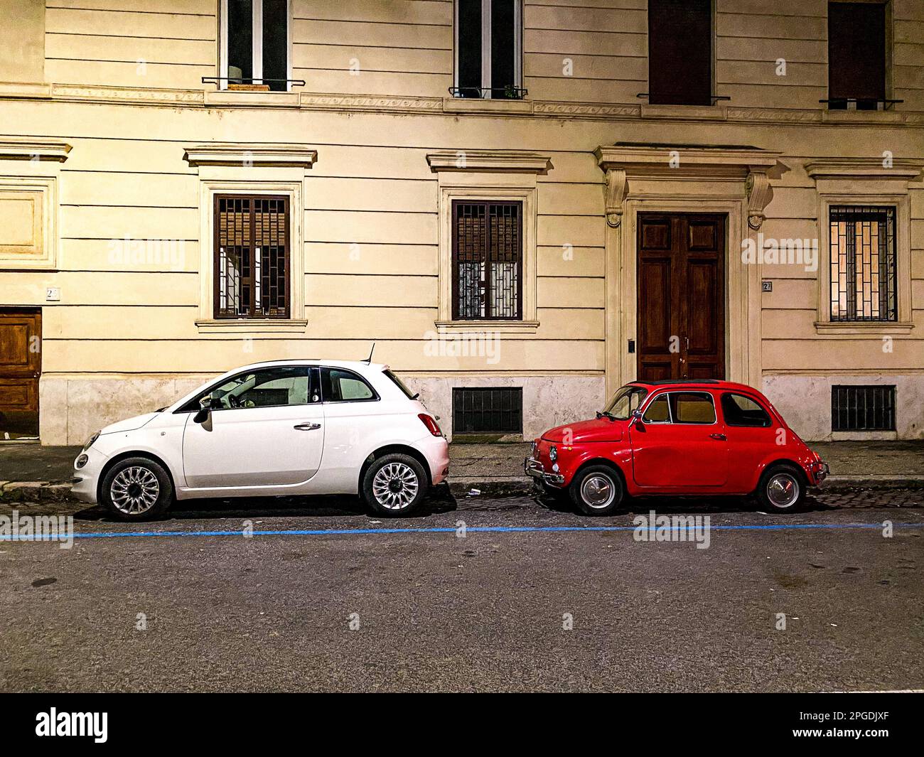 FIAT 500 neuer und alter Stil Stockfoto