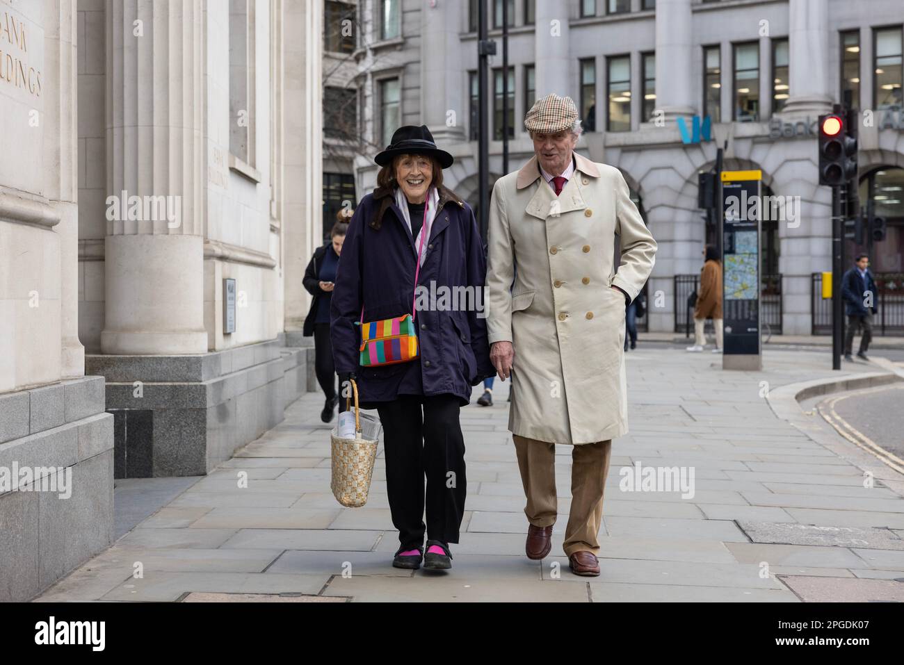 Schlau gekleidete Senioren auf der Princes Street in der City of London, England, Großbritannien Stockfoto