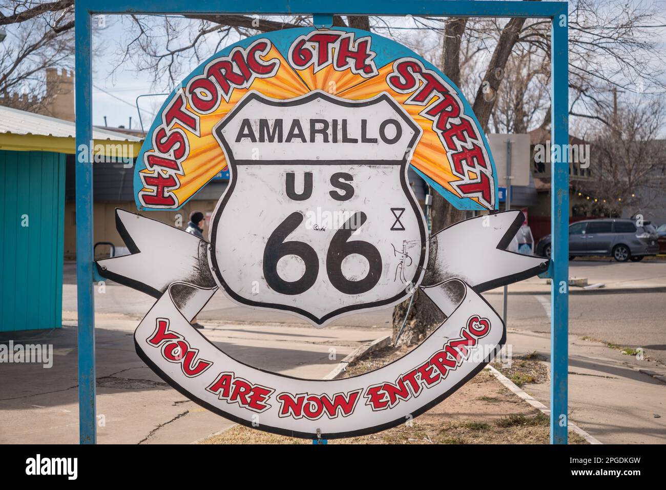 Amarillo, TX, USA – 3. Dezember 2022: Schild für den historischen 6. Street District und die US Route 66. Stockfoto