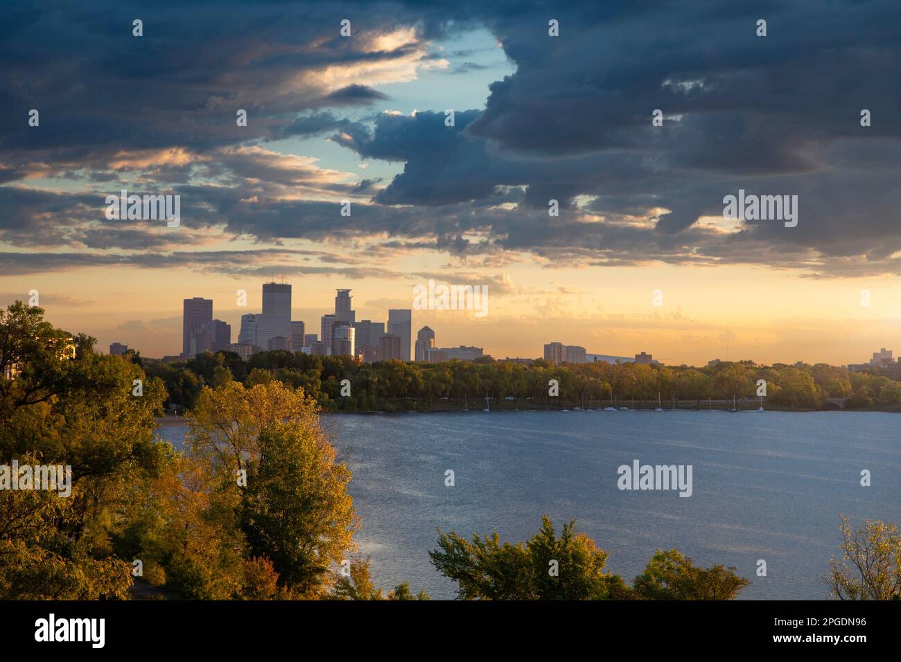 Der Sonnenaufgang beleuchtet die Landschaft in Minneapolis und Lake Calhoun, Minnesota. Stockfoto