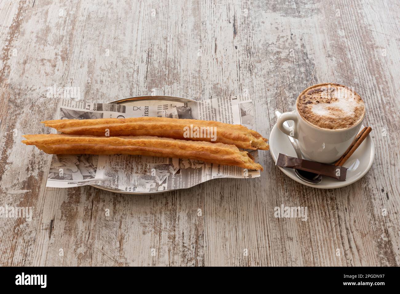 churro de rueda ist eine Art Pfannenteig spanischen Ursprungs, sobald er aus Mehlteig hergestellt und in Öl gebraten wird. In vielen Teilen Spaniens, die Schlagstöcke Stockfoto