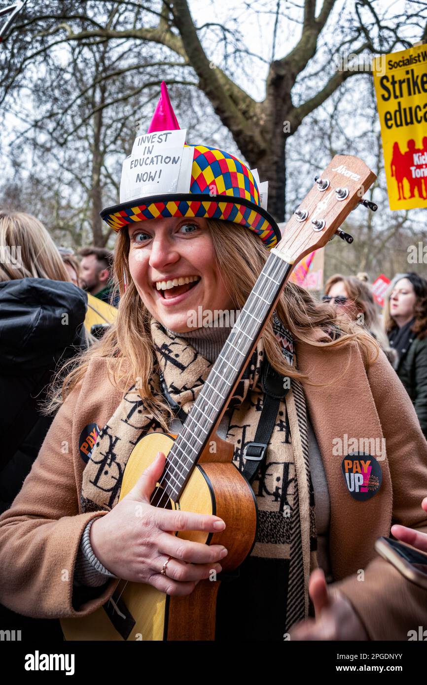 London, Großbritannien. 15. März 2023. Lächelnder Stürmer. Lehrer und Kinder stellen sich zu Beginn des größten Protests seit Beginn der Streiks auf. Der "Budget Day"-Protest im Zentrum von London. Tausende marschierten durch die Straßen in Richtung Trafalgar Square, darunter Lehrer, Ärzte in der Ausbildung und Beamte, die sich alle um bessere Bezahlung und Arbeitsbedingungen bemühten. Insgesamt haben rund eine halbe Million Beschäftigte im öffentlichen Dienst im ganzen Land zu viel bezahlt. Stockfoto