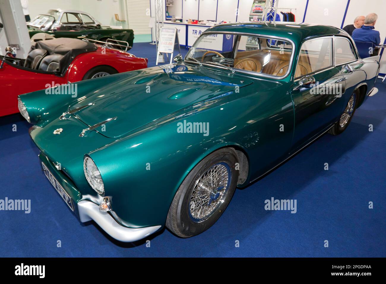 Dreiviertel Vorderansicht eines 1958, Green, Peerless GT, ausgestellt auf der London Classic Car Show 2023, Stockfoto