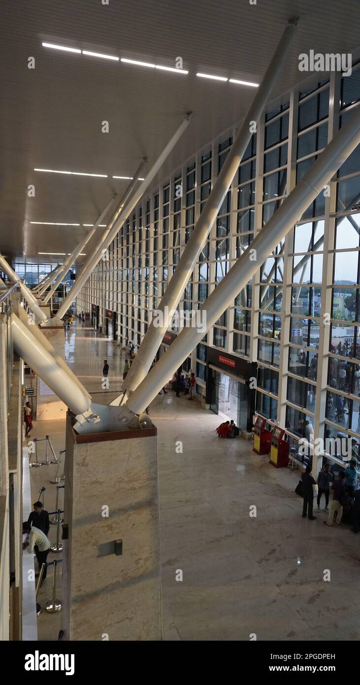 Bangalore, Karnataka, Indien-Oktober 26 2022: Wunderschöne moderne Innenarchitektur von Weltklasse im Sir M Visvesvaraya Terminal oder SMVB. Stockfoto