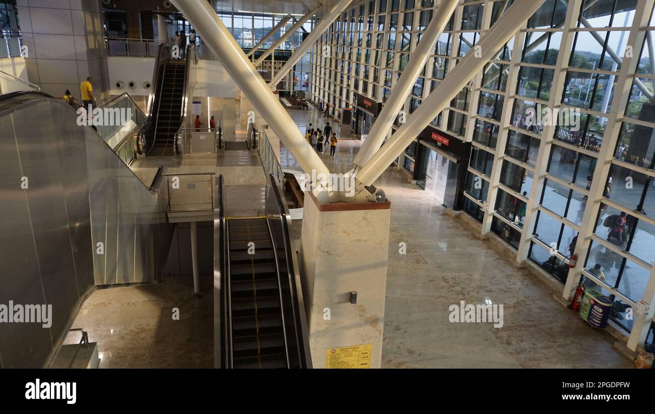 Bangalore, Karnataka, Indien-Oktober 26 2022: Wunderschöne moderne Innenarchitektur von Weltklasse im Sir M Visvesvaraya Terminal oder SMVB. Stockfoto