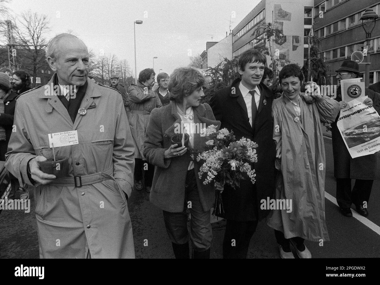 ARCHIVFOTO: Der Politiker Gert BASTIAN wäre am 26. März 2023 100 Jahre alt gewesen, die Grünen fahren durch Bonn zum Bundestag, dem Demonstrationszug, den Politikern Gert BASTIAN, Petra KELLY, Otto SCHILY und Marieluise BECK-OBERDORF (von links) im Gespräch; Kelly trägt einen Blumenstrauß und einen kleinen Blumentopf, Bastian trägt auch einen Blumentopf, Beck-Oberdorf hat einen kleinen Baum geschultert; die Grüne tritt zum ersten Mal in den Deutschen Bundestag ein, konstituierende Tagung des Deutschen Bundestages in Bonn, SW-Foto, 29. März 1983. ? Stockfoto