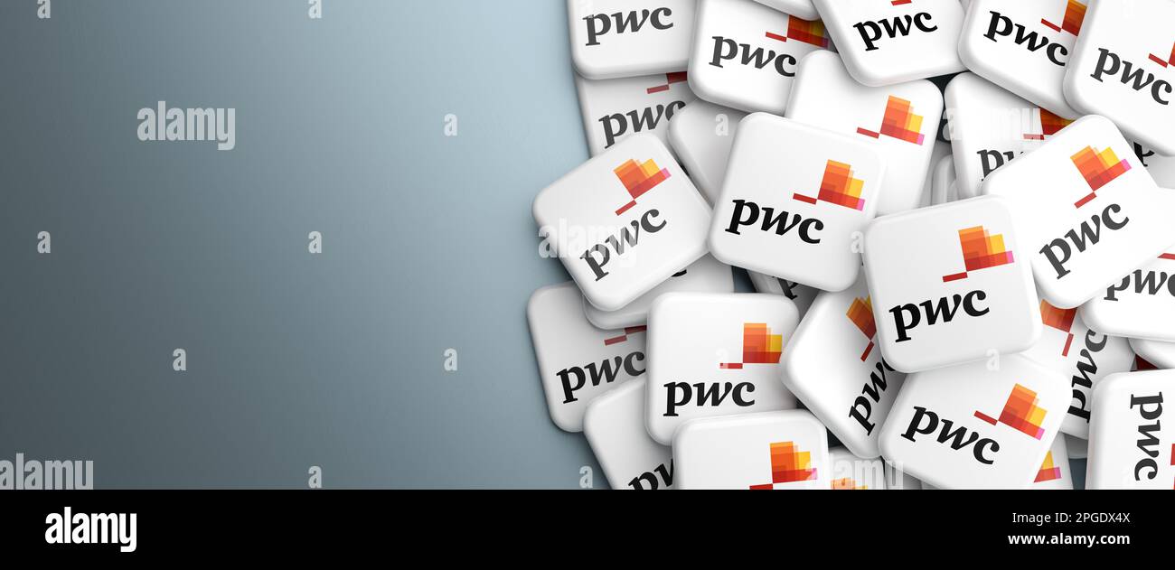 Logos der Buchhaltungsorganisation Big Four PwC auf einem Haufen auf einem Tisch. Webbannerformat mit Kopierbereich Stockfoto