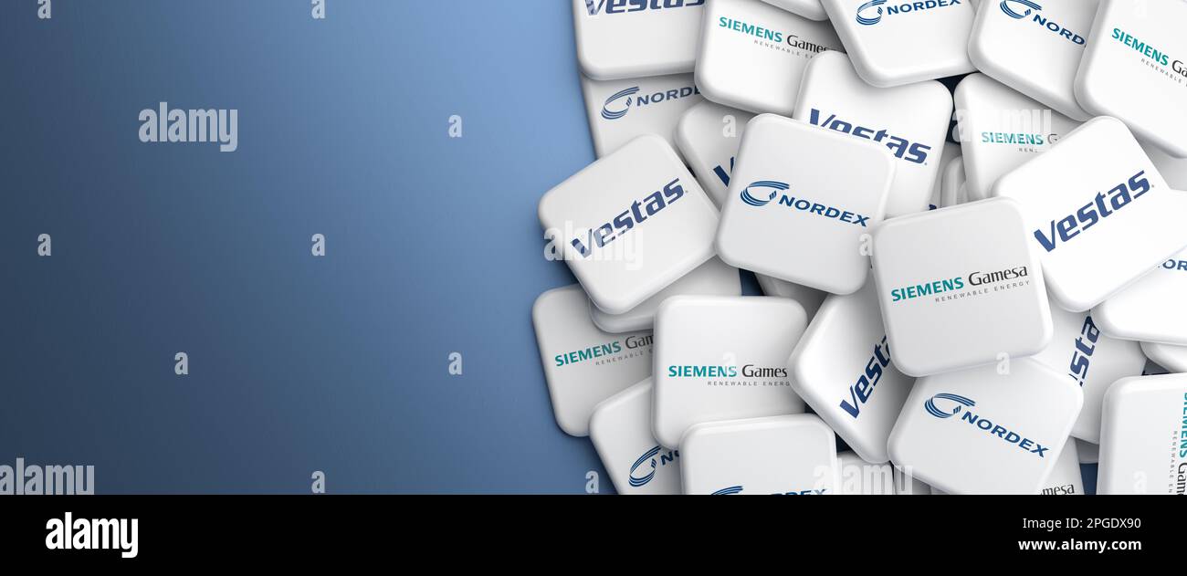 Logos der größten europäischen Hersteller von Windturbinen Vestas, Nordex und Siemens Gamesa auf einem Haufen auf einem Tisch. Webbannerformat, Kopierbereich. Stockfoto