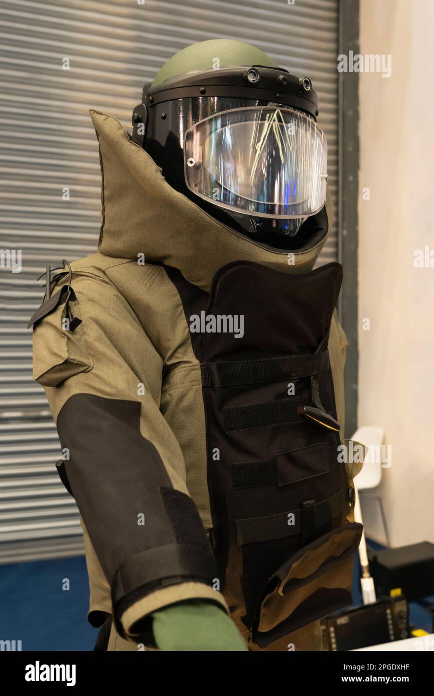 Bombenräumer im Spezialanzug Stockfoto