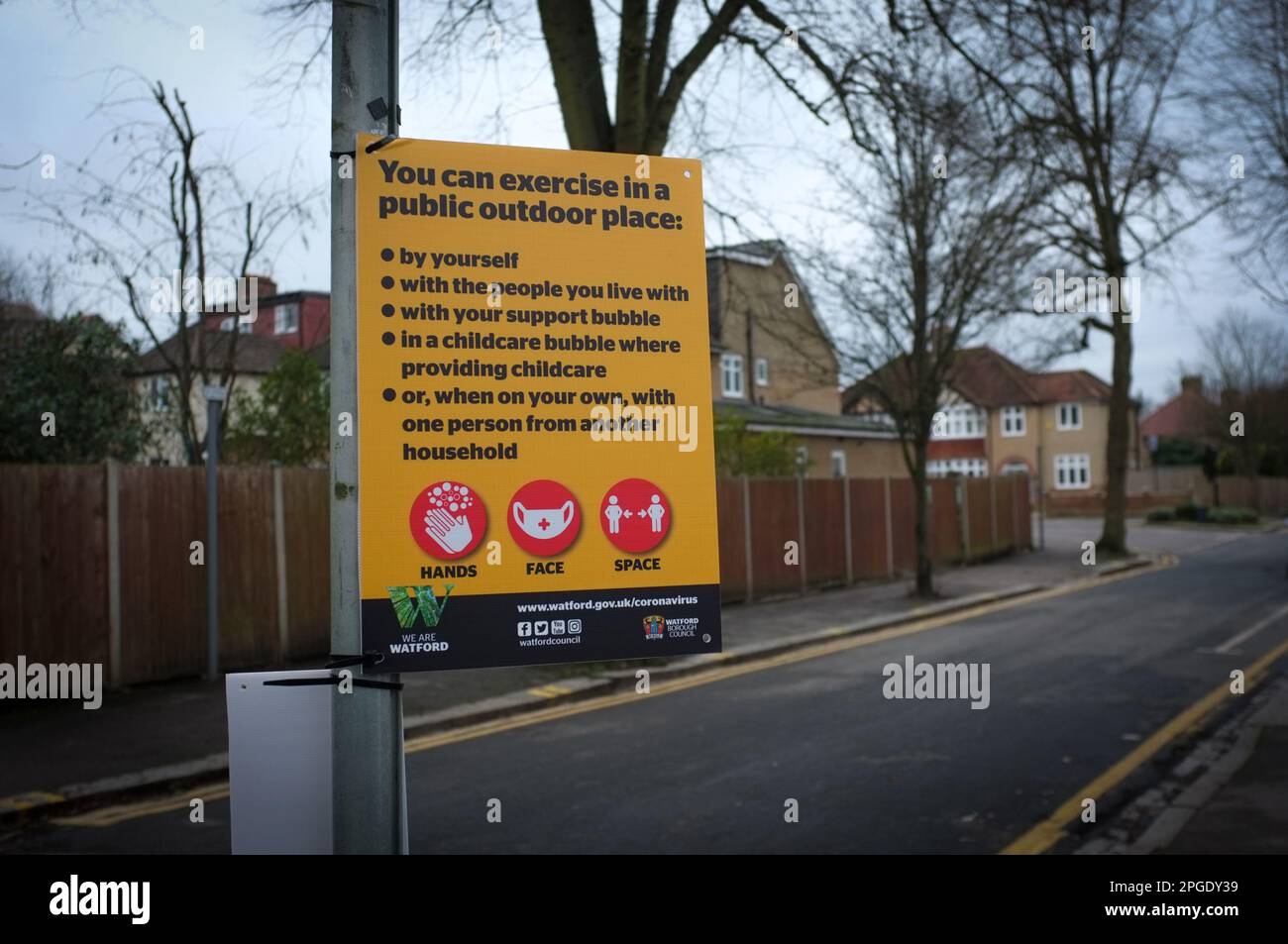 Covid Regeln, Regeln und Beschränkungen, covid Schilder, im Cassiobury Park, Watford UK während der Abriegelung Stockfoto