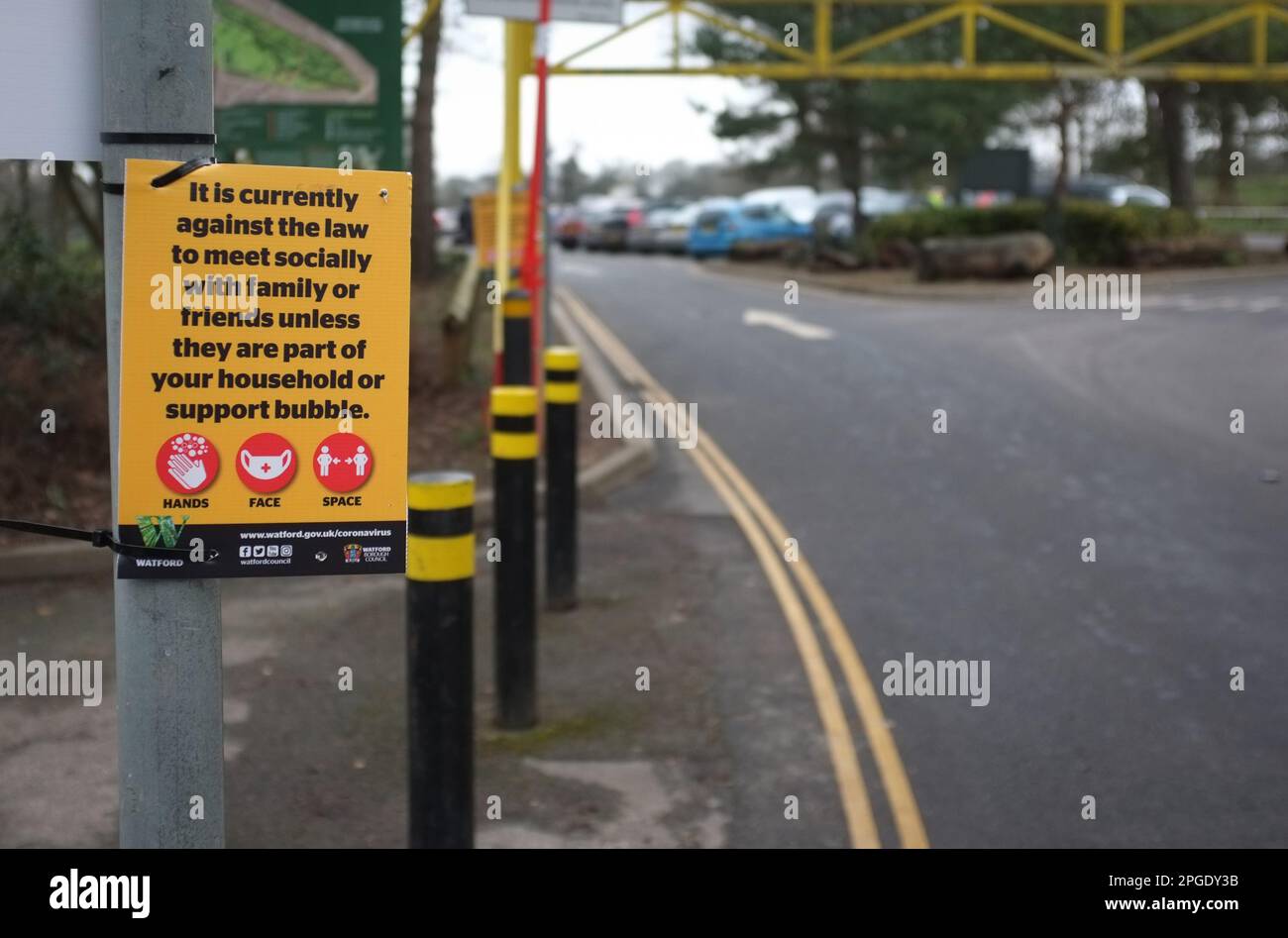 Covid Regeln, Regeln und Beschränkungen, covid Schilder, im Cassiobury Park, Watford UK während der Abriegelung Stockfoto
