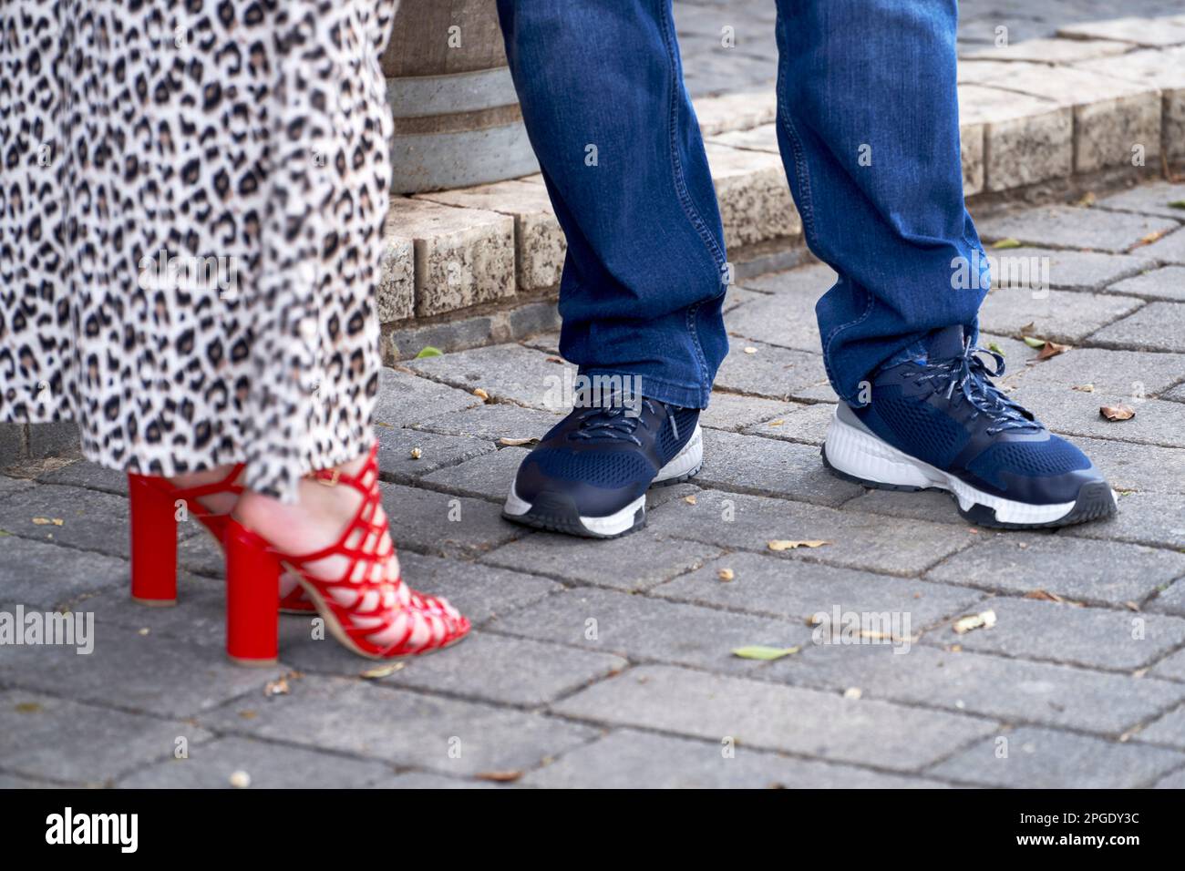 Männer- und Frauenfüße auf dem Bürgersteig Stockfoto