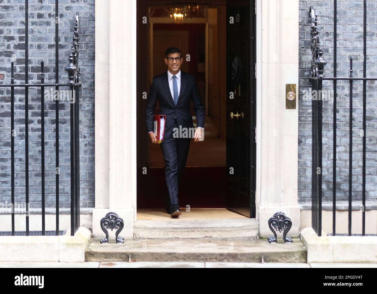 London, Großbritannien. 22. März 2023. Der britische Premierminister Rishi Sunak verlässt die Downing Street Nr. 10, um am Mittwoch, den 22. März 2023, an den Fragen des Premierministers im Parlament in London teilzunehmen. Foto: Hugo Philpott/UPI Credit: UPI/Alamy Live News Stockfoto