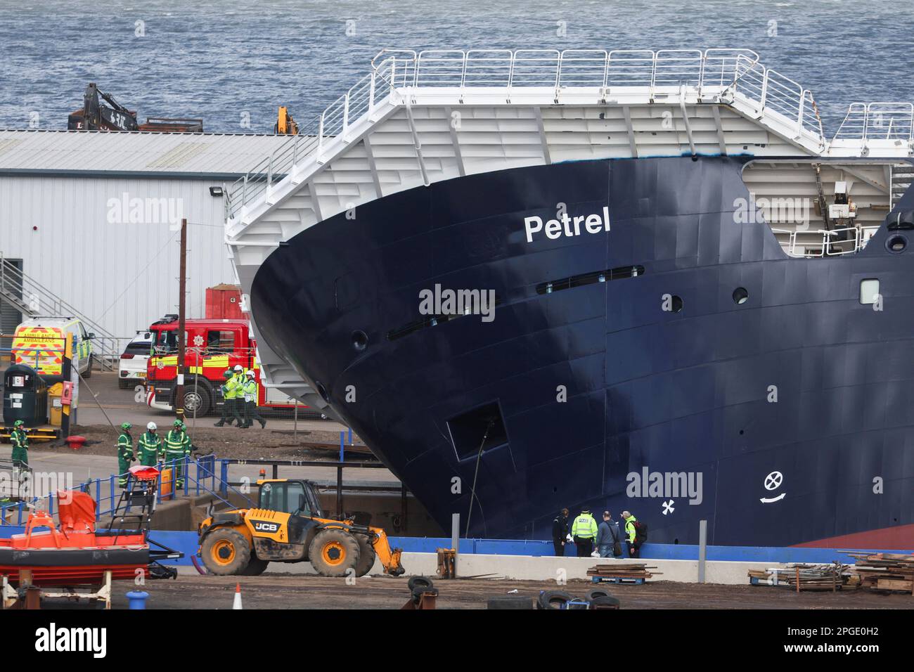 Blick auf das Forschungsschiff Petrel, nachdem es in einem Trockendock in Leith umgestürzt war, nahe Edinburgh, Schottland, Großbritannien, März 22, 2023. REUTERS/Russell Cheyne Stockfoto
