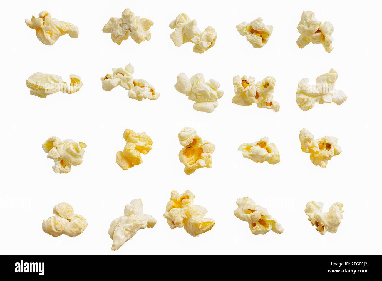 Set aus leckerem Käsepopcorn, isoliert auf weißem Hintergrund, Nahaufnahme. Film-, Kino- und Unterhaltungskonzept. Stockfoto
