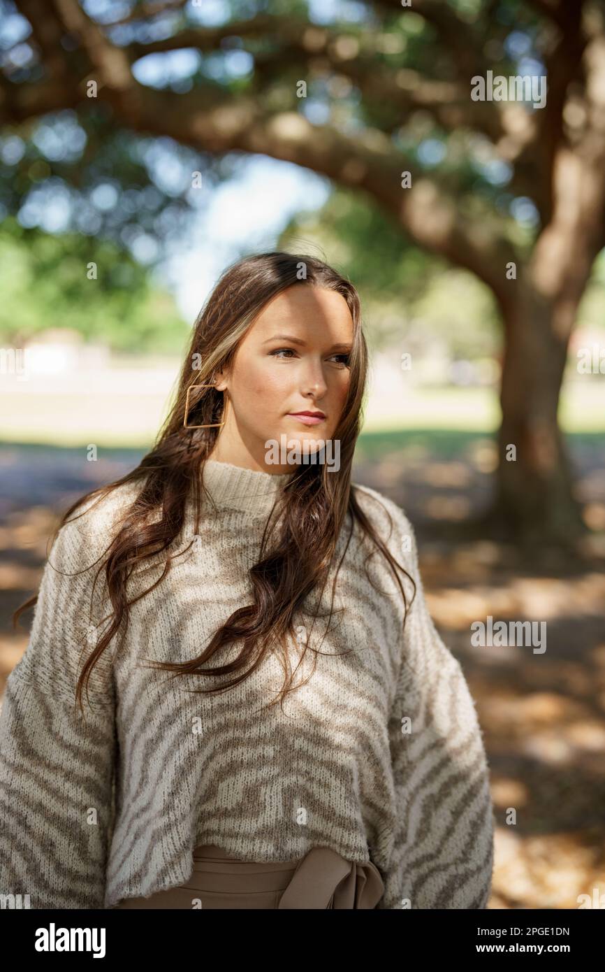 Modische junge Frau im Park Stockfoto