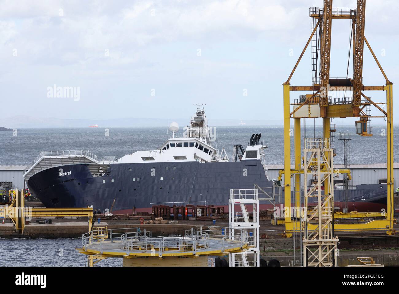 Blick auf das Forschungsschiff Petrel, nachdem es in einem Trockendock in Leith, nahe Edinburgh, Schottland, Großbritannien, umkippte, März 22, 2023. REUTERS/Russell Cheyne Stockfoto